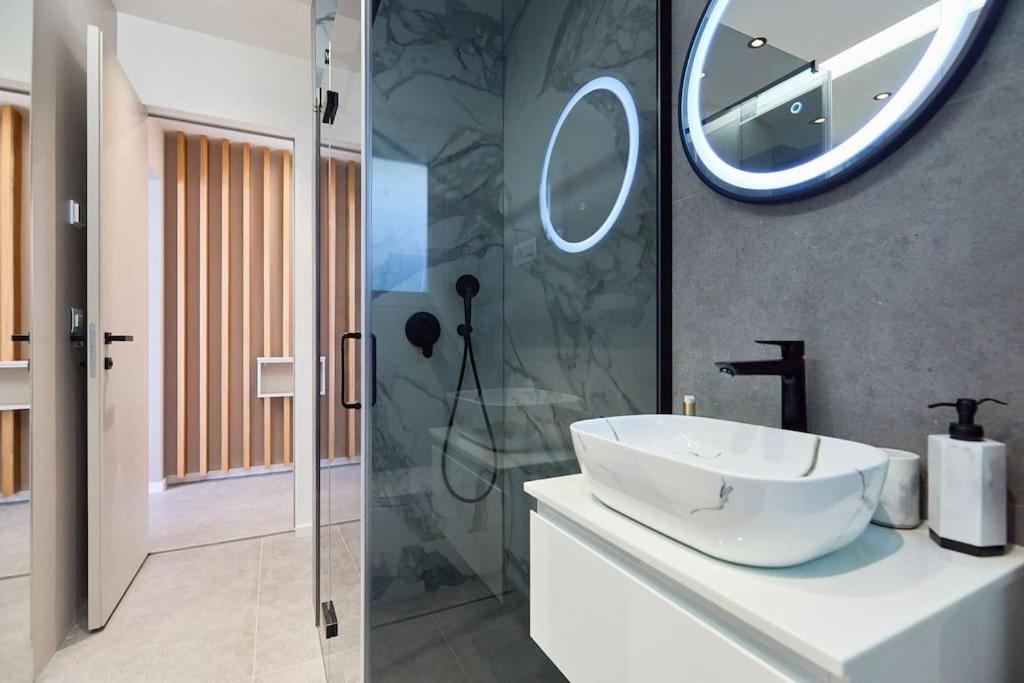 New & Stunning Views In Luxury 5* Divona Apartment ดูบรอฟนิก ภายนอก รูปภาพ