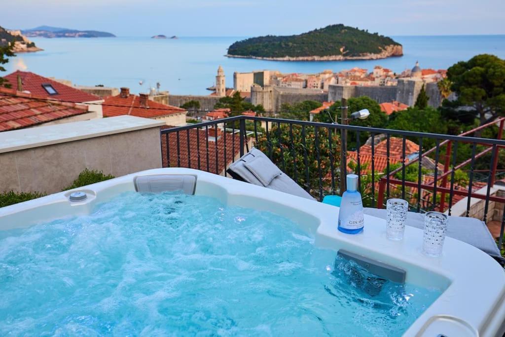 New & Stunning Views In Luxury 5* Divona Apartment ดูบรอฟนิก ภายนอก รูปภาพ