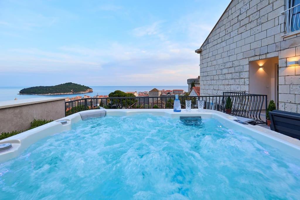 New & Stunning Views In Luxury 5* Divona Apartment ดูบรอฟนิก ภายนอก รูปภาพ
