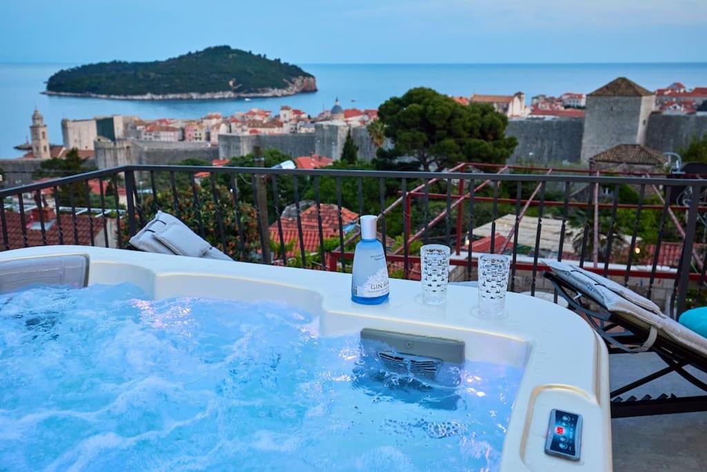 New & Stunning Views In Luxury 5* Divona Apartment ดูบรอฟนิก ภายนอก รูปภาพ